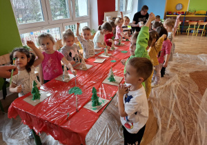 Dzieci tworzą konstrukcje z gipsowych klocków