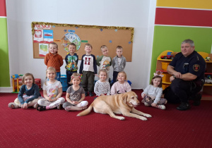 Dzieci pozują do zdjęcia