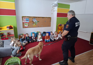 Dzieci słuchają wskazówek prowadzącego