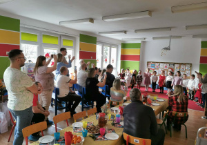 Rodzice oglądają występ dzieci