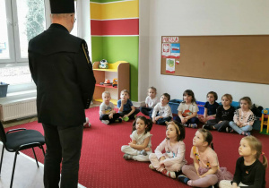 Dzieci słuchają opowieści górnika