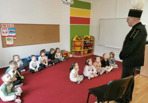 Dzieci słuchają opowieści górnika