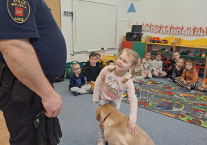 Dziecko głaszcze psa