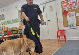 Przedstawiciel Straży Miejskie pokazuje dzieciom pozycje obronną przed atakiem psa