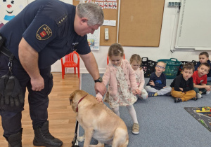 Dziecko głaszcze psa