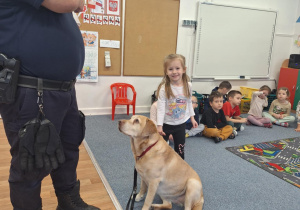 Dziecko głaszcze psa