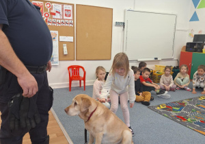 Dziecko głaszcze psa