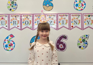 Marcelina stoi przy dekoracji i pozuje do zdjęcia