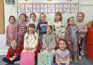 Dziewczynki pozują do zdjęcia z Justyną i Marceliną