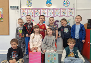 Chłopcy pozują do zdjęcia z Justyną i Marceliną