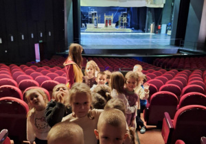 Dzieci zwiedzają Teatr Wielki