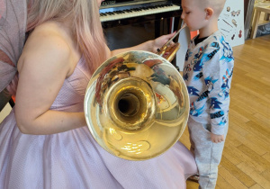 Chłopiec próbuje grać na puzonie