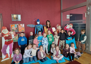 Dzieci pozują do zdjęcia z panią prowadzącą