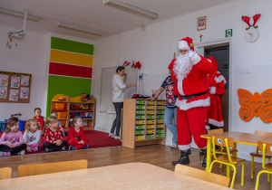 Mikołaj wchodzi do klasy grupy drugiej