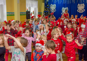 Dzieci naśladują ruchy animatorki podczas wspólnej zabawy