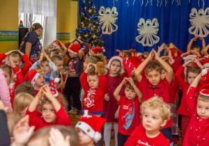 Dzieci naśladują ruchy animatorki podczas wspólnej zabawy