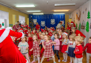 Dzieci naśladują ruchy animatorki podczas wspólnej zabawy