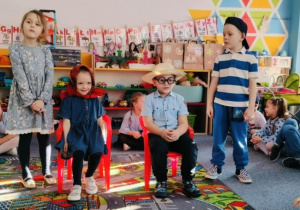 Grupa dzieci recytuje wiersz