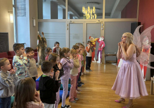 Dzieci ćwiczą z wróżką