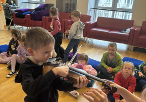 Chłopiec gra na skrzypcach