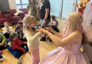 Dziewczynka gra na skrzypcach