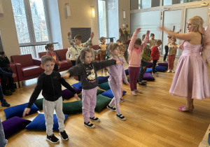 Dzieci tańczą z wróżką