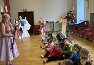 wróżka pokazuje dzieciom klarnet