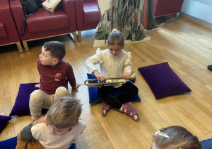 Dziewczynka ogląda trąbkę