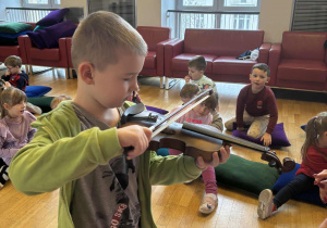 Chłopiec gra na skrzypcach