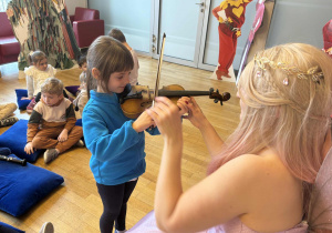Dziewczynka gra na skrzypcach