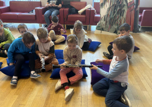 Dzieci ogrądają klarnet