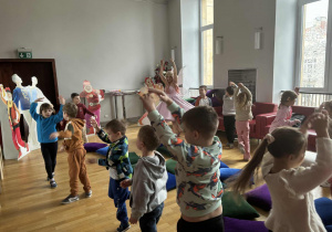 Dzieci tańczą z wróżką