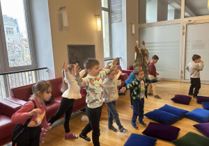 Dzieci tańczą