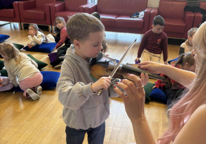 Chłopiec gra na skrzypcach