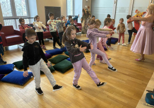 Dzieci tańczą z wróżką
