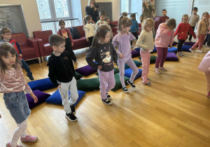 Grupa dzieci tańczy