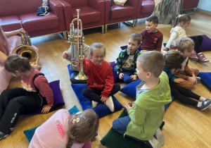 Dziewczynka pokazuje trąbkę