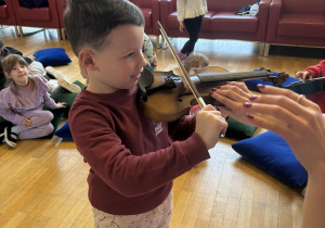 Chłopioec gra na skrzypcach