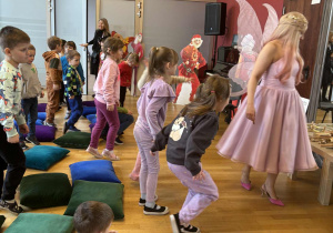 Grupa dzieci tańczy z wróżką