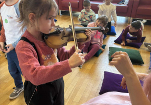 Dziewczynka gra na skrzypcach