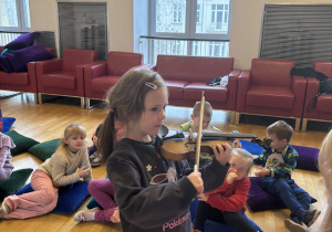 Dziewczynka gra na skrzypcach