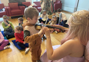 Chłopioec gra na skrzypcach