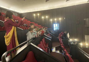 Dzieci oglądaję salę widowiskową z balkonu