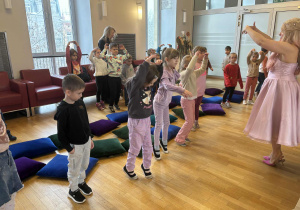 Grupa dzieci tańczy z wróżką