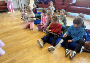 Dzieci oglądają klarnet