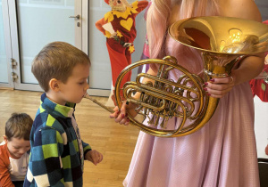 Chłopiec gra na tubie
