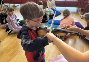 Chłopiec gra na skrzypcach