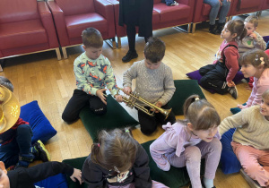 Dzieci oglądają trąbkę