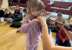 Dziewczynka gra na skrzypcach