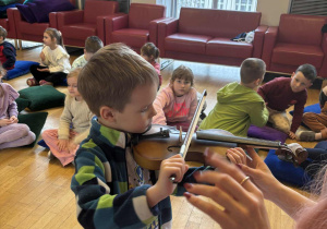 Chłopiec gra na skrzypcach
